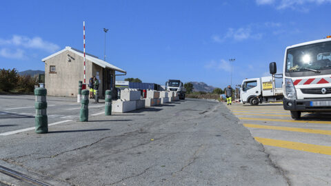 Photo de la déchèterie de Puget sur Argens avec une vidéosurveillance, des caméra, un trafic routier