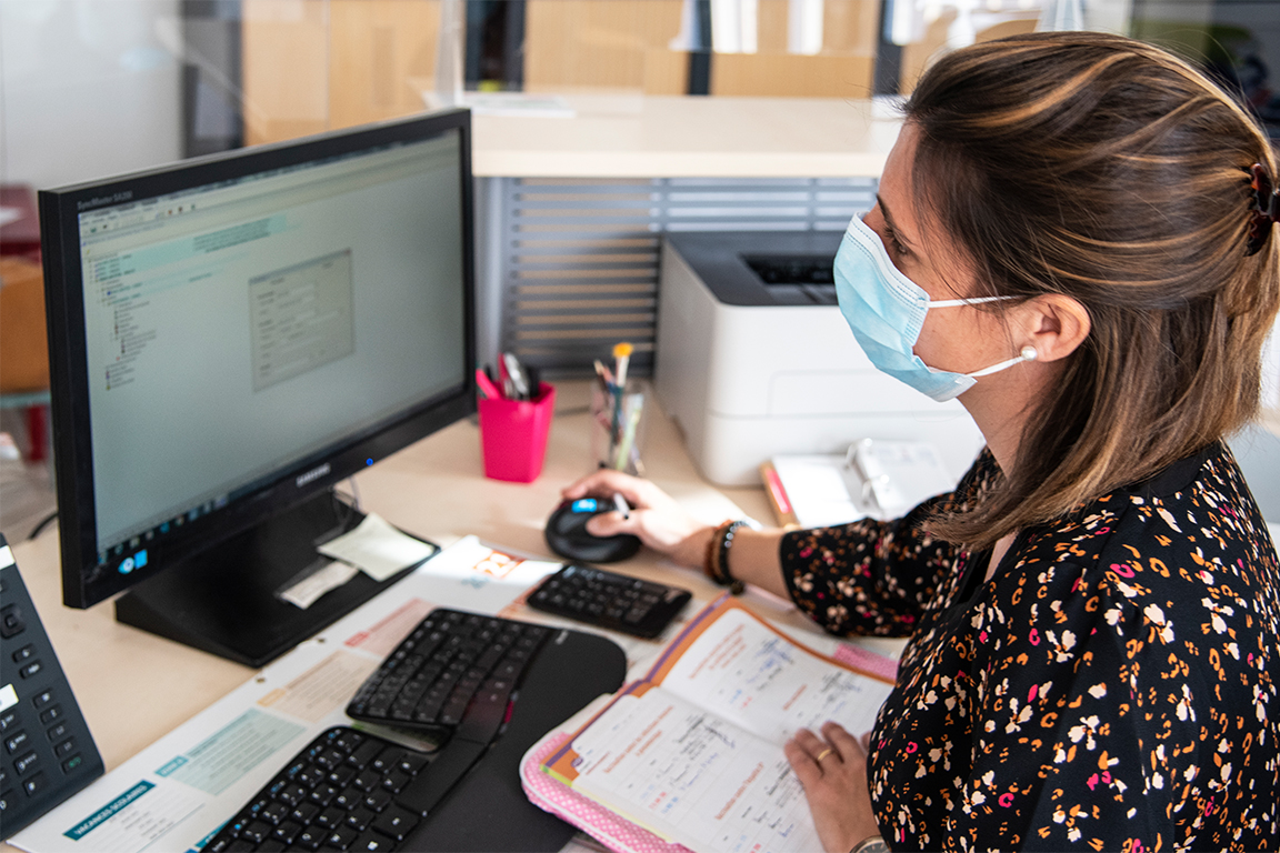 Photo d'une personne travaillant dans un centre de vaccination