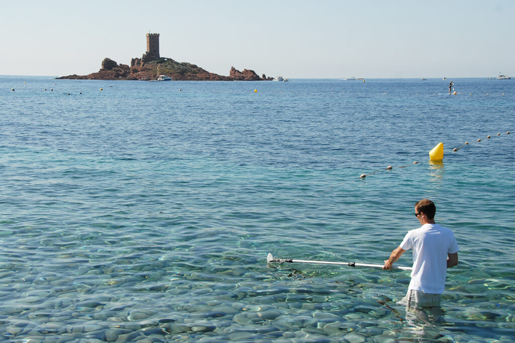 Photo d'une personne faisant du nettoyage de la mer