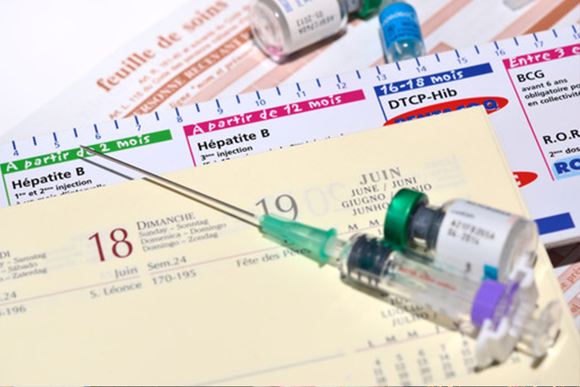 Photo d'une aiguille, de produits, d'une feuille de soin, d'un calendrier et d'une règle avec les vaccination représentant le suivi et les recommandations vaccinales