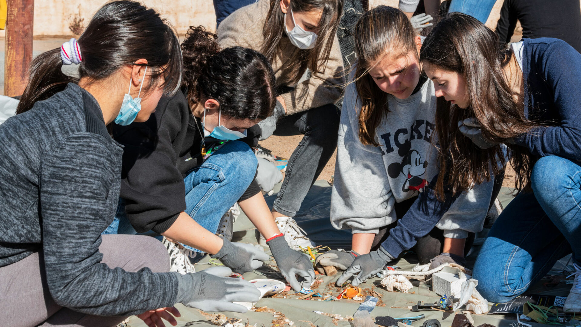 Photo des élèves de Stanislas pour le ramassage de déchets sur la plage d’Agay