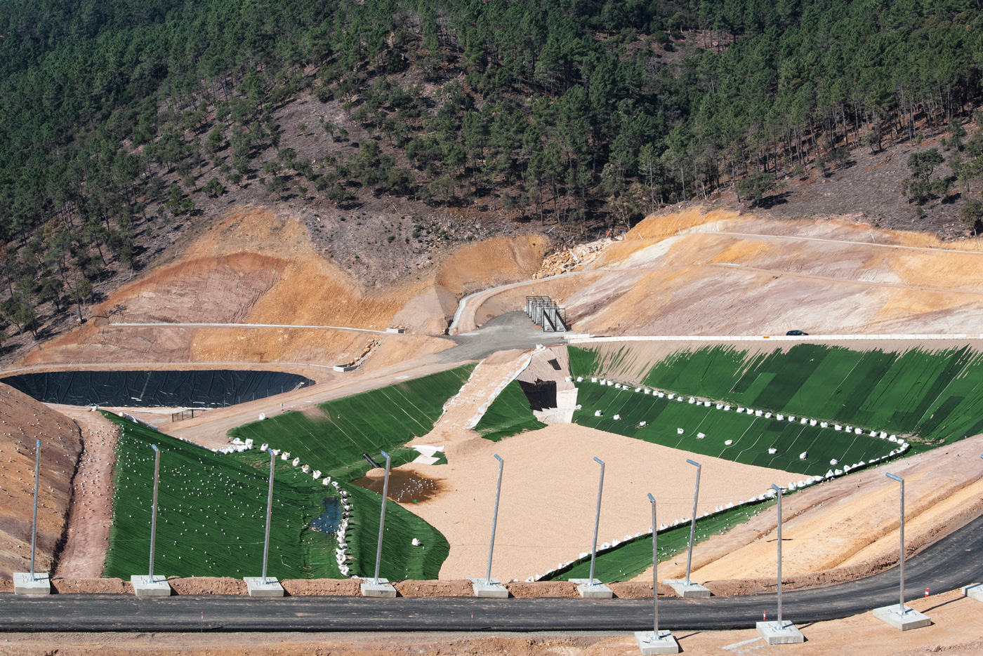 Photo du nouveau site d'enfouissement, la nouvelle Installation de Stockage des Déchets Non Dangereux du Vallon des Pins à Bagnols en Forêt