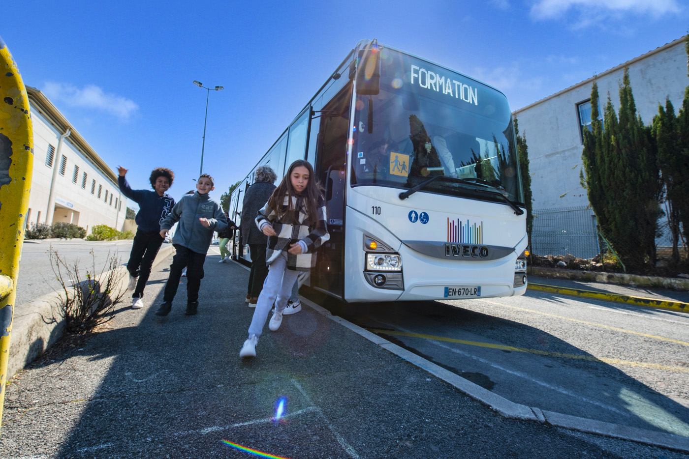 Photo de l'atelier de sensibilisation et prévention aux transport scolaire, ici avec l'évacuation d'un bus scolaire