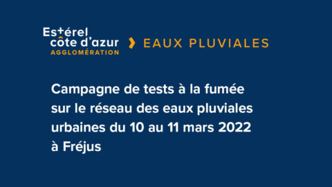 Visuel sur fond bleu avec le logo et la catégorie information avec le titre de l'article en blanc pour la campagne de tests à la fumée sur le réseau des eaux pluviales urbaines