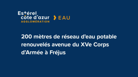 Visuel sur fond bleu avec le logo et la catégorie information avec le titre de l'article en blanc pour les travaux de l’avenue du XVe Corps d’Armée a Fréjus