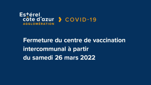 Visuel sur fond bleu avec le logo et la catégorie information avec le titre de l'article en blanc pour la fermeture sur centre de vaccination intercommunal