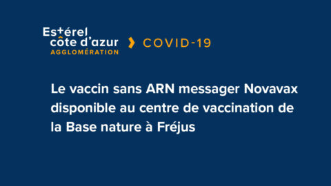 Visuel sur fond bleu avec le logo et la catégorie information avec le titre de l'article en blanc pour le vaccin sans ARN messager Novavax disponible