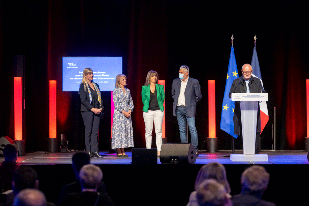 Photo des personnes remerciant l'engagement des acteurs du centre de vaccination intercommunal