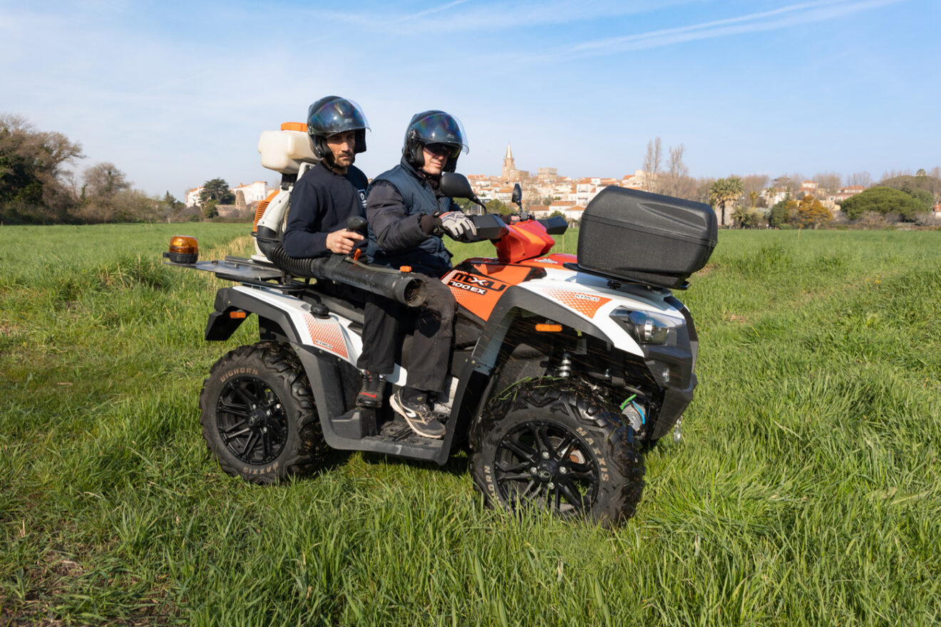 Photo d&#039;un traitement contre les larves par 2 personnes sur un quad