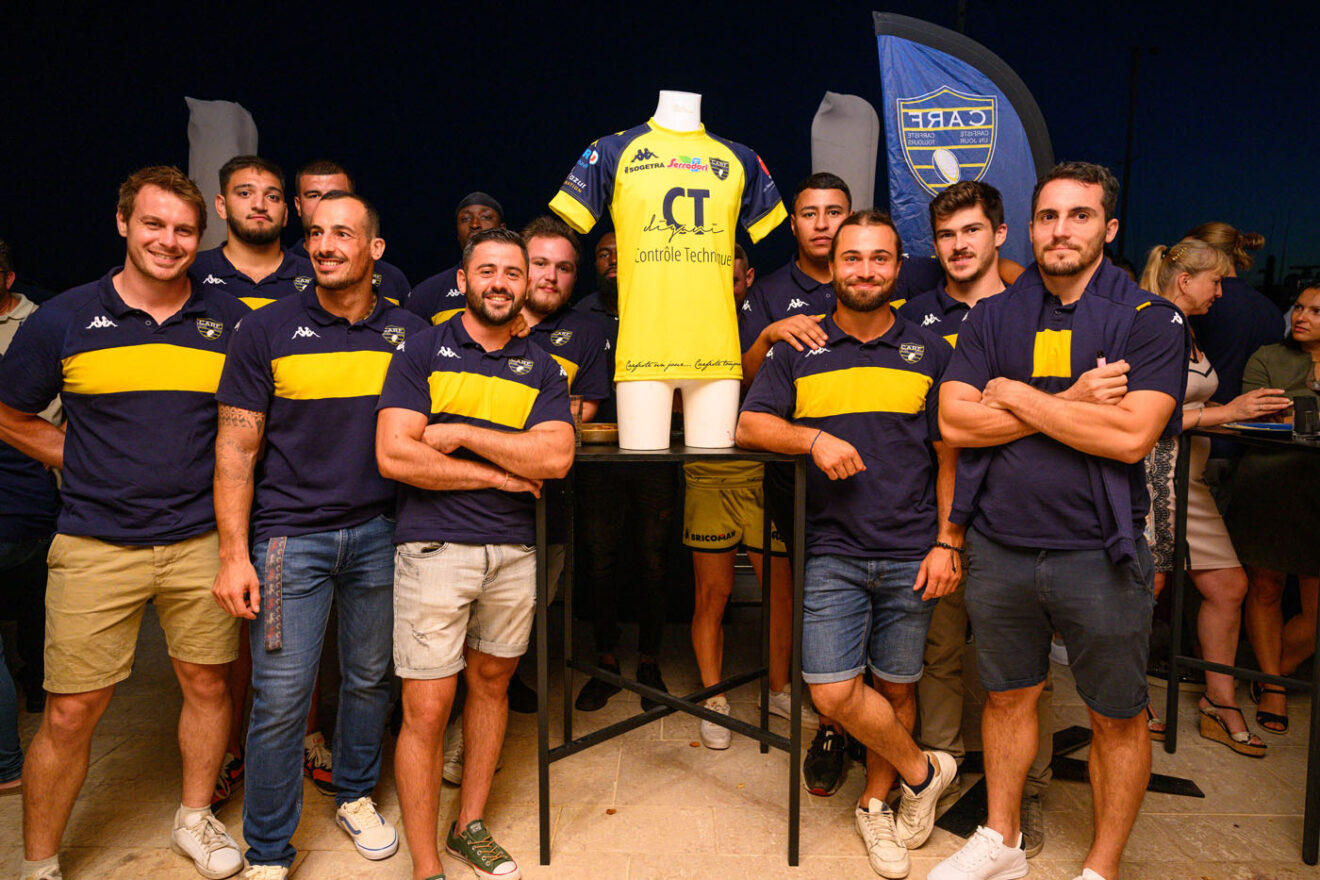 Les rugbymen du CARF et leur nouveau maillot