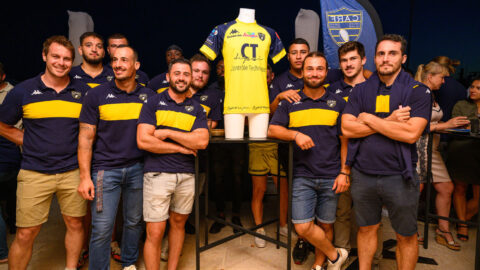 Les rugbymen du CARF et leur nouveau maillot