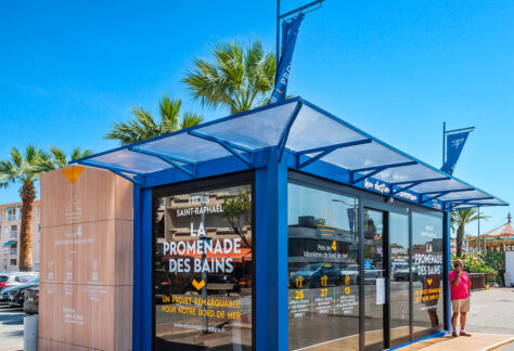 Photo du kiosque d'informations de la Promenade des Bains