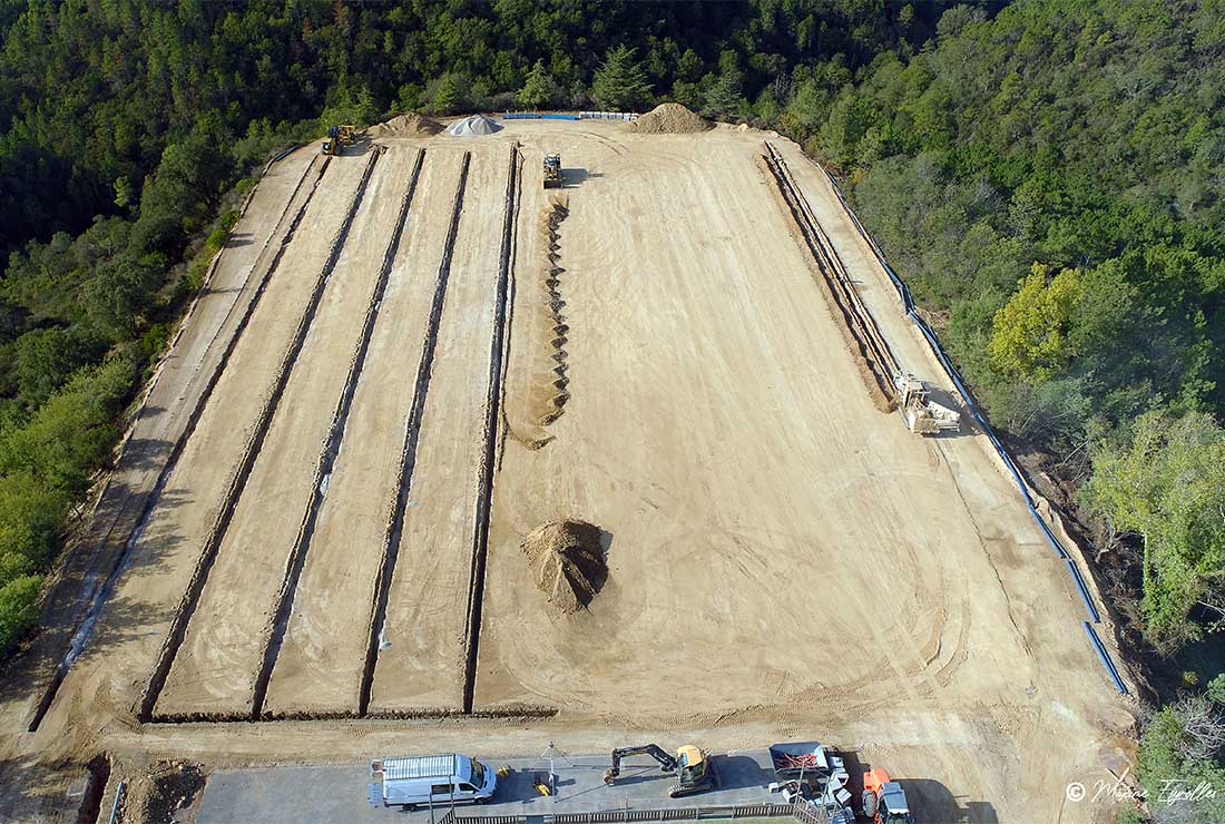 photo aérienne de l'avancée des travaux du stade de foot des Adrets de l'Estérel