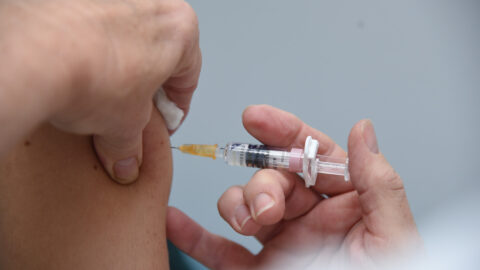 Personne de faisant administrer un vaccin contre la grippe