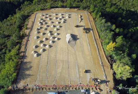 Vue aérienne des travaux de rénovation du stade de football des Adrets de l'Estérel