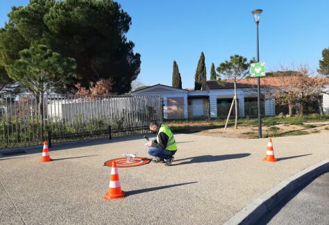 un télépilote de drone qui prépare son drone au décollage