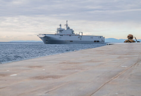 Photographie du porte-hélicoptères amphibie Dixmude, en mer, au large de Saint-Raphaël