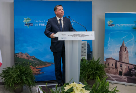 Photo de Frédéric Masquelier faisant un discours lors de la cérémonie des vœux au personnel du CHI de Fréjus