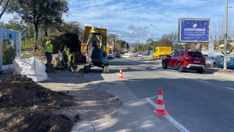 photo d'ouvrier travaillant en bord de route