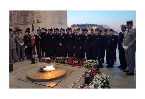 Les cadets de la défense du 21e RIMa devant la Flamme du Soldat inconnu