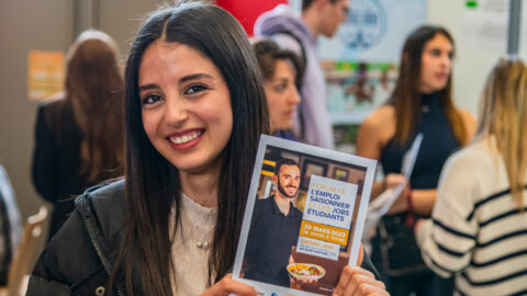 Jeune fille participant au Forum de l'emploi saisonnier et des jobs étudiants