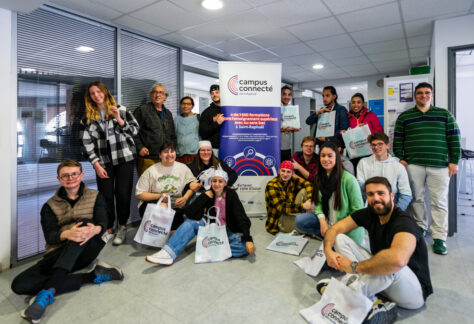 Etudiants du campus connecté de Saint-Raphaël autour du roll-up du Campus Connecté