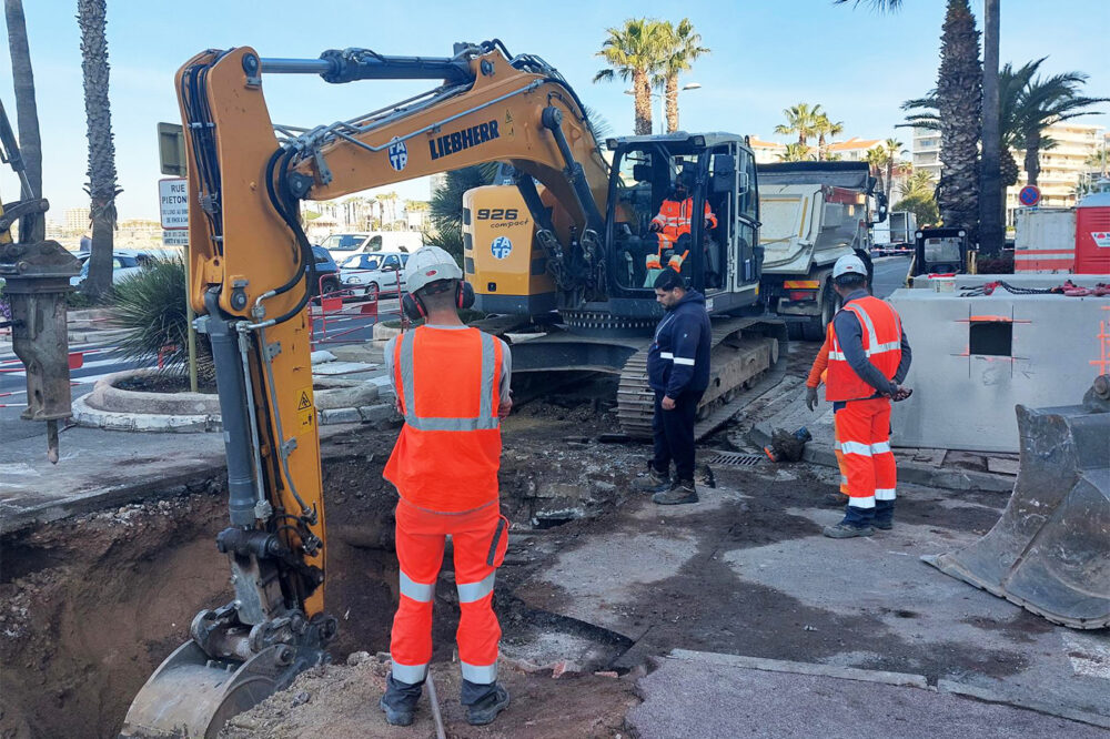 pelleteuse réalisant un trou dans la chaussée