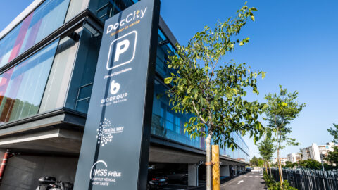 Extérieur du bâtiment de santé DocCity