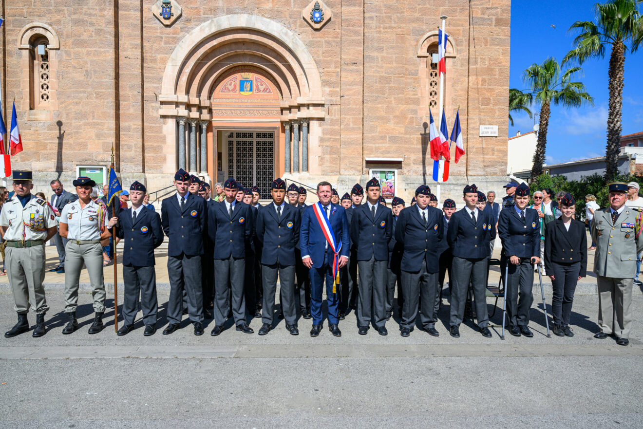 Photo de Frédérique Masquelier avec les cadets de la défense du 21e RIMa