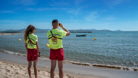 Deux sauveteurs surveillant une plage