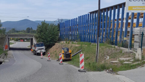 véhicule de chantier au bord d'une route