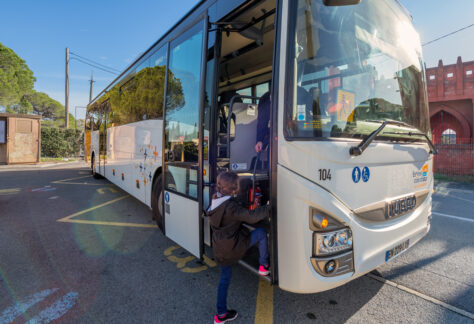 enfant qui monte dans un bus scolaire