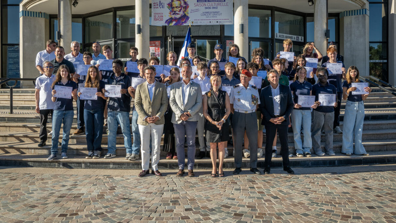 Devenir citoyen : 32 jeunes du territoire diplômés porte-drapeaux